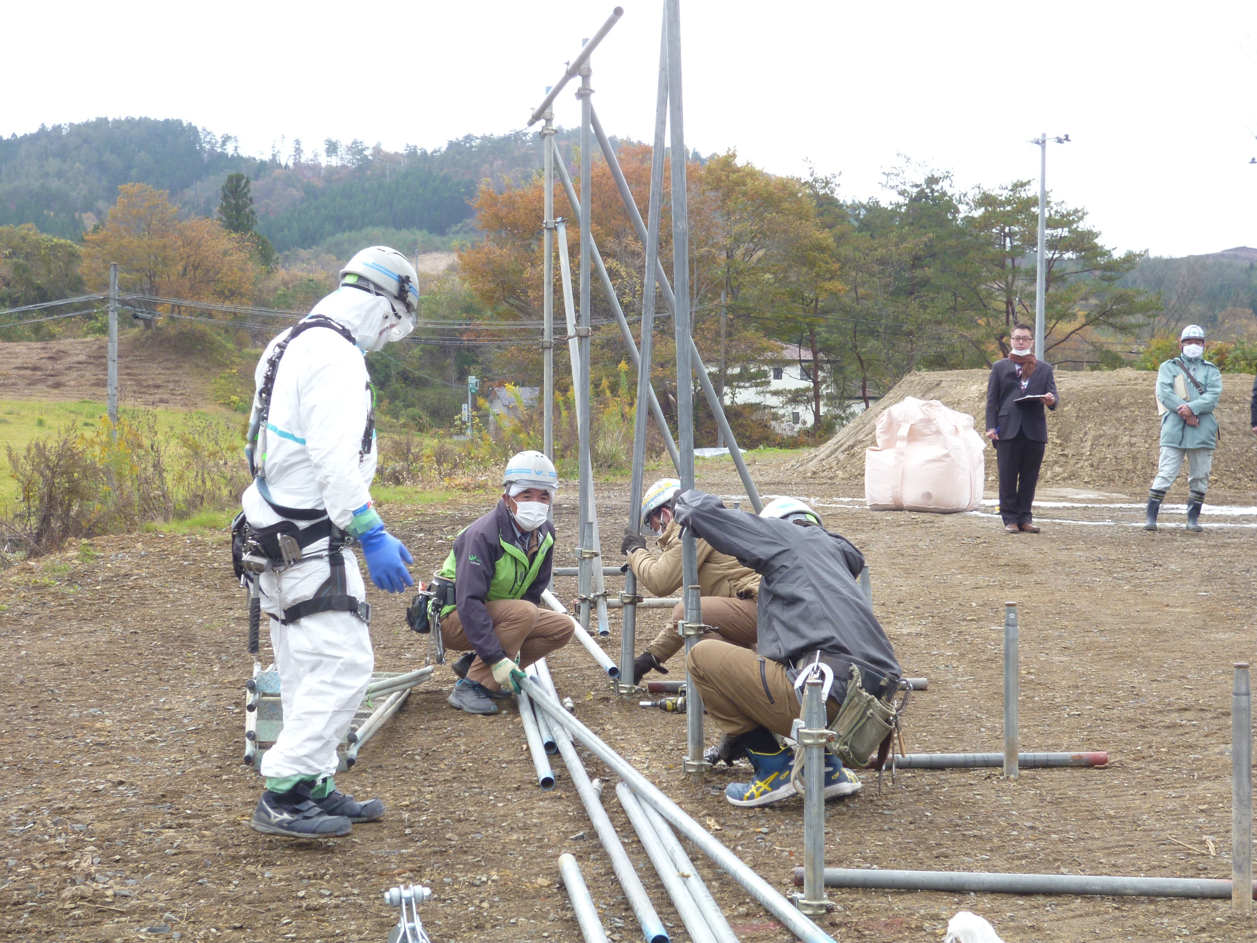 防疫フェンス組立の様子