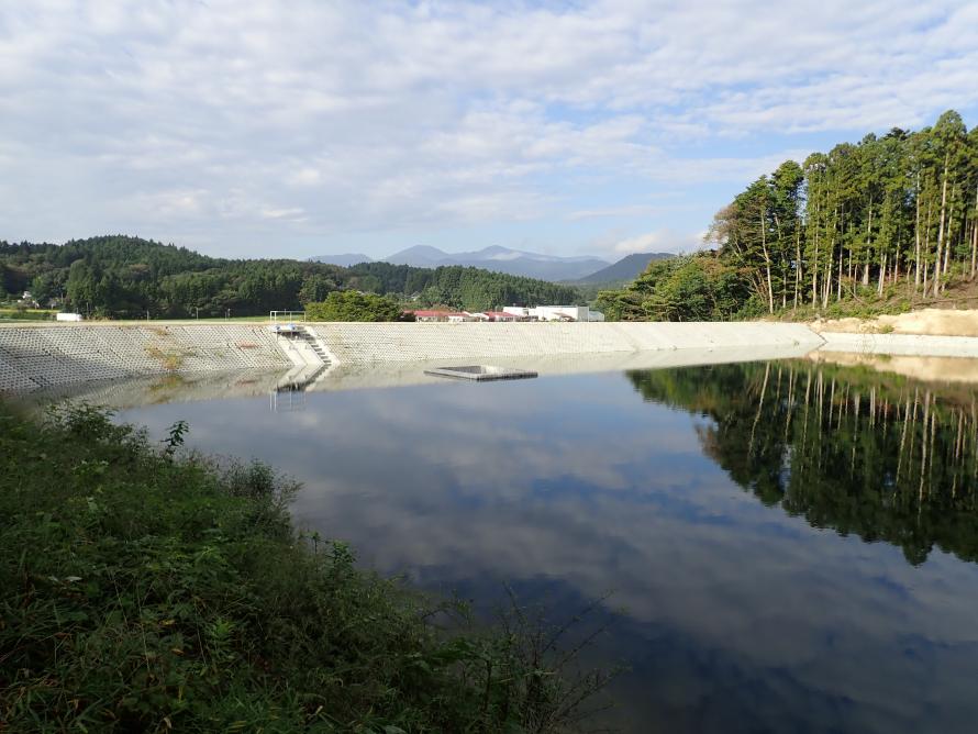 令和3年10月時点工事進捗状況(溜池試験湛水)上流より下流を望む