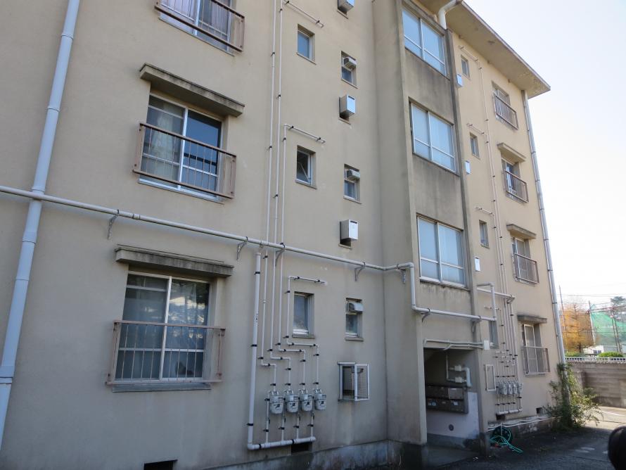 角田教職員宿舎背面