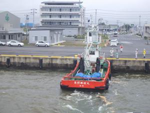 浚渫船への渡り船の写真