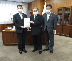 左から、村井知事、田中復興大臣、菅家復興副大臣