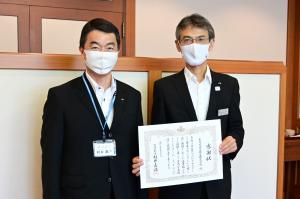 左から村井知事、三林宏幸執行役員仙台支社長