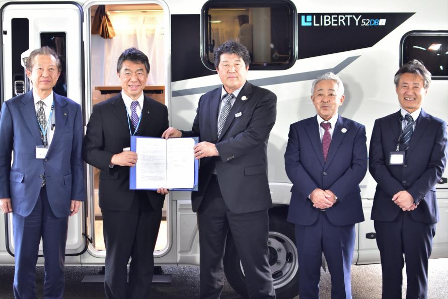 左から、髙橋復興・危機管理部長、村井知事、一般社団法人日本RV協会　髙橋副会長、佐藤東北地域部長、株式会社デルタリンク宮城店　小
