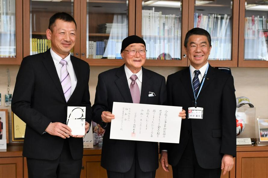 左から、特別養護老人ホームえんじゅ 山田広信施設長、社会福祉法人伯和会 水野圭司理事長、村井知事
