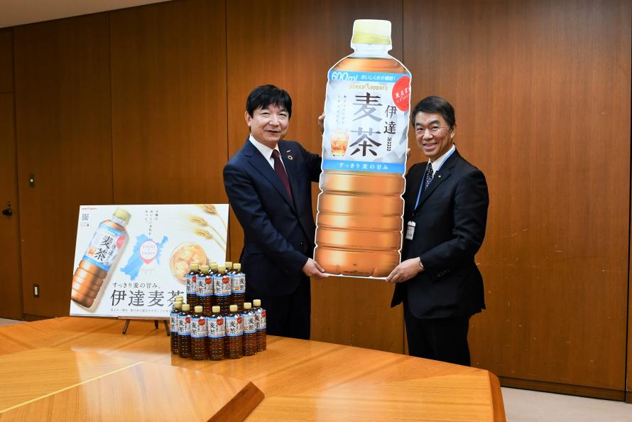 左から、ポッカサッポロフード＆ビバレッジ株式会社生産本部 仙台工場 掃部（かもん）工場長、村井知事