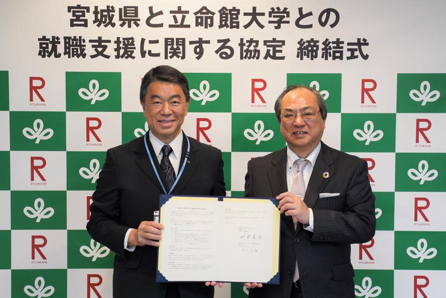 左から村井知事、仲谷学長