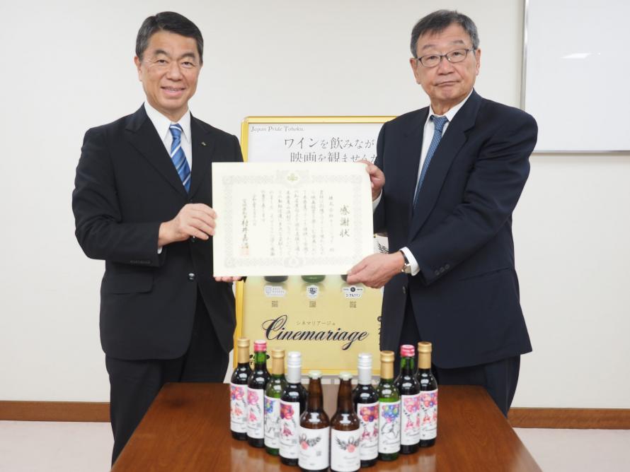 左から、村井知事、多田代表取締役社長