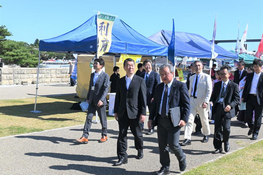 村井知事による視察の様子（グリーン広場）