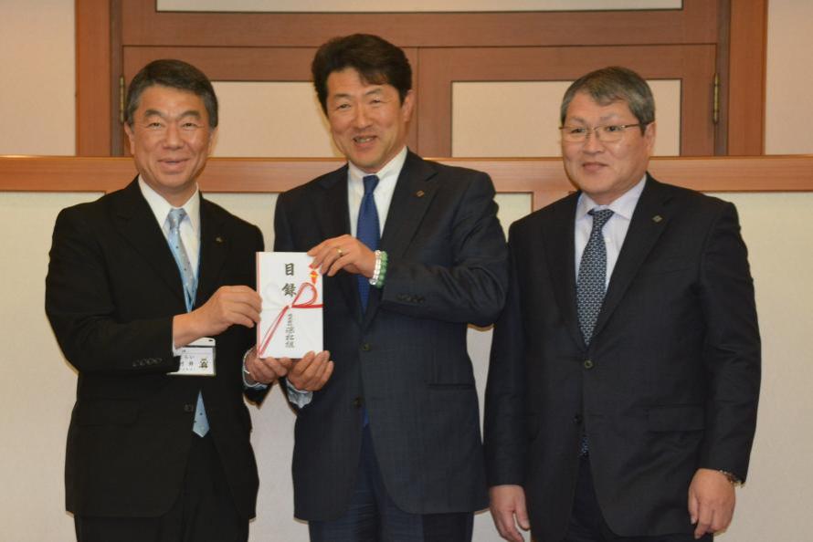 左から、村井知事、株式会社深松組深松努代表取締役社長、深松徹取締役副社長