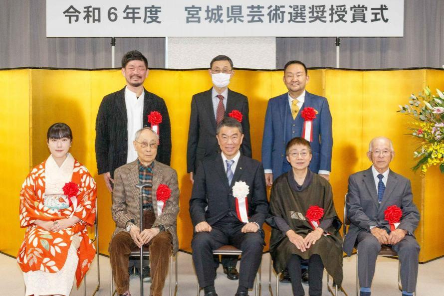 出席者の皆さん（前列左から小田原のどかさん、佐々木健二郎さん、村井知事、一関京子さん、佐々木徳朗さん、後列左から大河原準介さん、