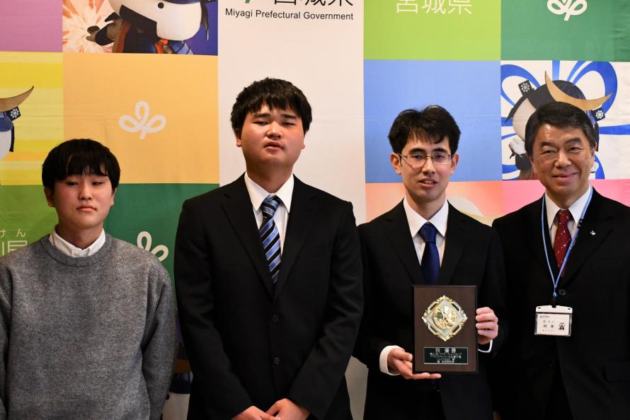 左から、「コルジャ仙台」石川選手、齋藤選手、日景選手、村井知事