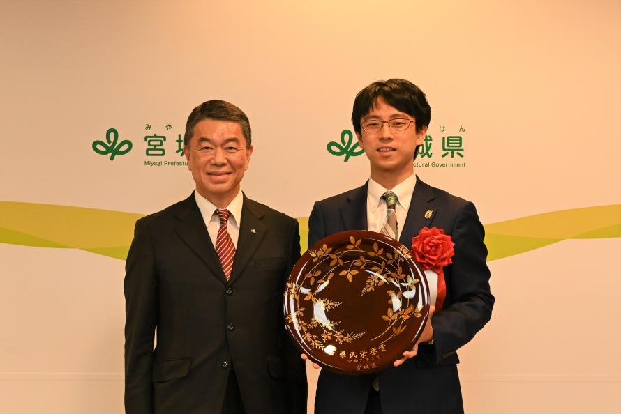 左から村井知事、一力遼氏