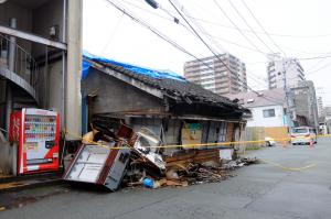 倒壊した建物