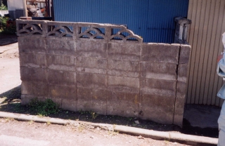上部の透かしブロックが破損しているブロック塀