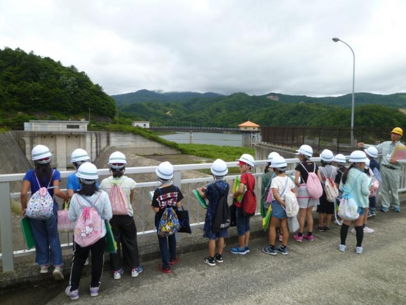 荒砥沢ダム見学 鶯沢小学校2