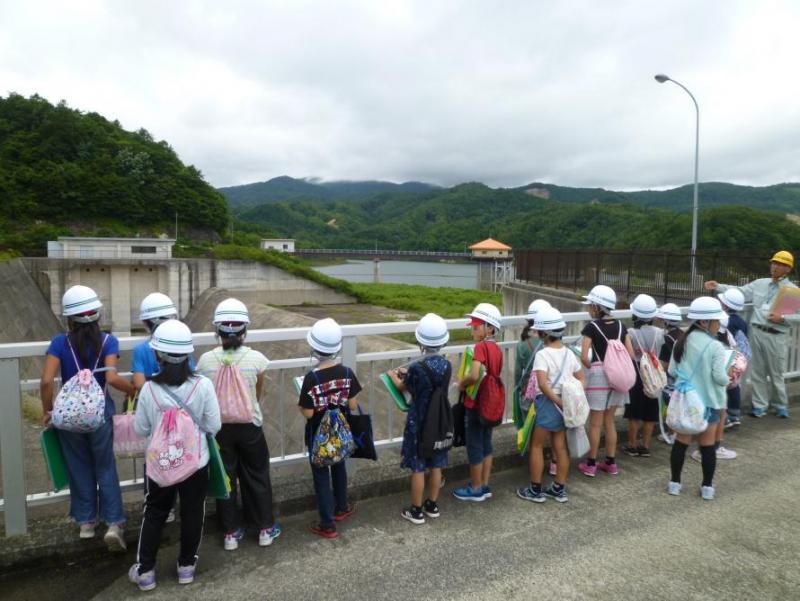 荒砥沢ダム見学　鶯沢小学校2