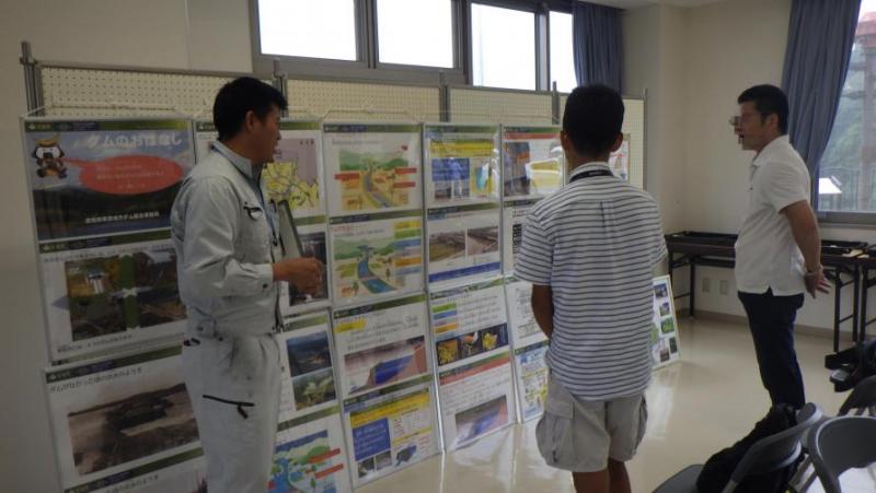 花山ダム見学 一般見学1