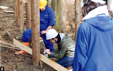 【2】石巻専修大学の皆さんがリボーンアート・ファームを整備している様子