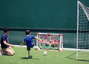 写真：子供たちがサッカーに親しみました。楽天生命パーク宮城・キッズスポーツフェス（仙台市）