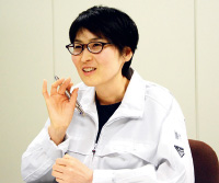 従業員：管理課経理係　浅野 けい子さんの写真。時短勤務を活用し、育児と両立しながら美里町から通勤