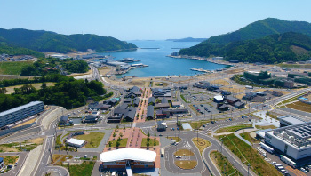 JR女川駅から海に向かって伸びるレンガみちの写真