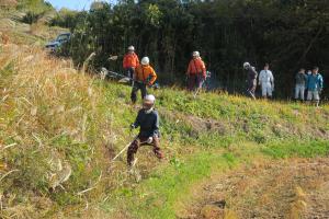 森林組合職員3名による両手ハンドル式草刈り機の実演