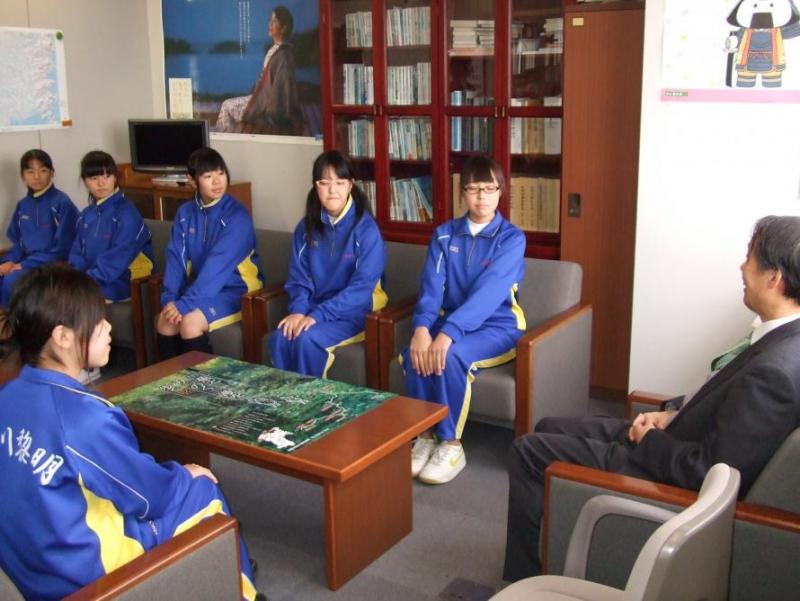 佐沢獣医師の小中学校向け出前講座に古川黎明中学校の学生が職業体験しに来ている様子