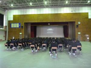 古川中学校で佐沢獣医師の出前講座を行っている写真