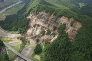 地震直後の山腹崩壊状況写真（山頂付近から崩壊し,土砂が下の河川に達している）