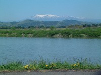 丸森・金山・小斎阿武隈堤防から見た蔵王の写真です