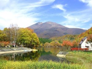 長老湖から見た不忘山の写真です