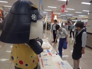 利き水会でキャラクターが話しかけている写真です