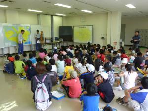 大郷小学校の皆さんが全体説明を受けている写真です