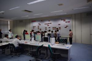 松山公民館で中央監視室説明を行って入る写真です