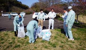 ダム清掃風景のごみを収集している」写真です