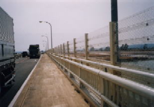 閖上大橋の歩道拡幅後・防風柵設置後の写真です