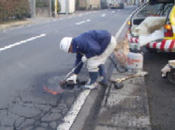 緊急的な舗装補修状況写真1です