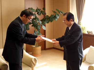 林山部会長から加藤副知事に答申書が手渡されました。