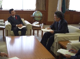 答申の内容について関田部会長から浅野知事に説明が行われました