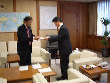 林山部会長から村井知事に答申書が手渡されました。