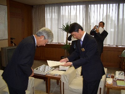 森杉部会長から村井知事に答申書が手渡されました