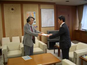 関田政策評価部会長から村井知事に答申書が手渡されました。
