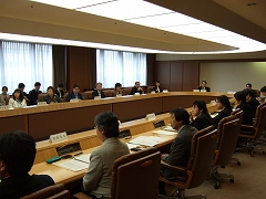 行政評価委員会三部会合同会議の審議の様子1