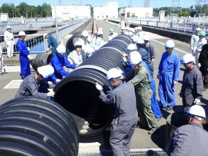 バイパス水路設置訓練の様子