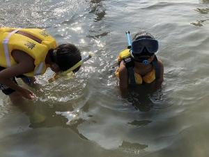 海で遊ぶ様子