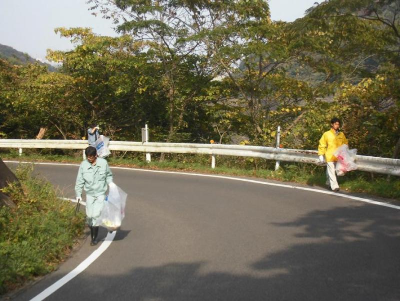道路で清掃活動をしている写真です