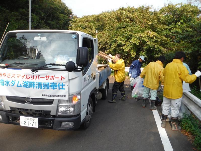 トラックにごみを載せている写真です