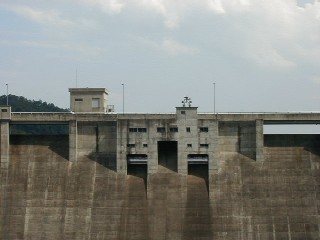 ダムの洪水吐の写真です