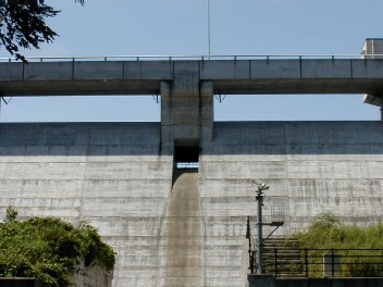 下流本体の洪水吐の写真です