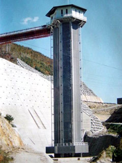 ダムが完成したときの取水搭の写真です